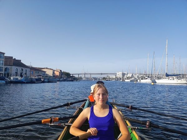 Ruderboot auf dem Canal de Caronte Mittelmeer 2022