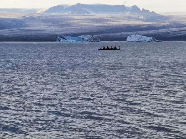 Ruderboot auf der Eislagune Island 2022
