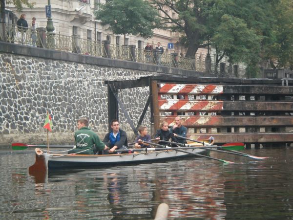 Ruderboot auf der Moldau 06