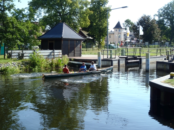 Ruderboot einfahrt in Schleuse 4 Finowkanal