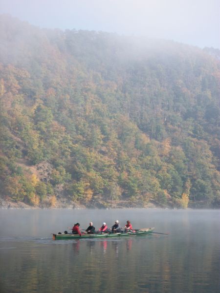 Ruderboot im Nebel obere Moldau 2010