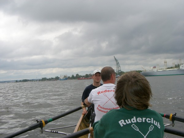 Ruderboot im Rostocker Hafen 09