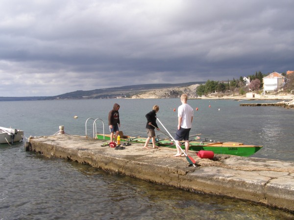 Ruderboot in Maslenica am Steg