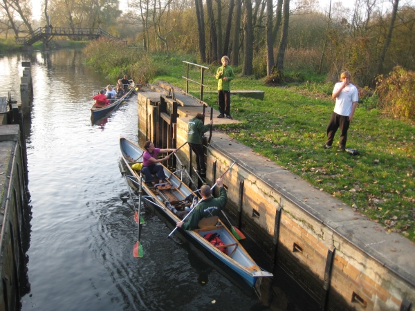 Ruderboot in Spreewaldschleuse 11