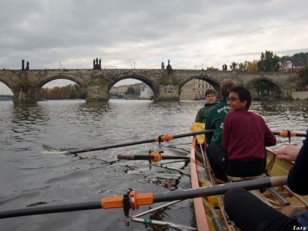 Ruderboot unter der Karlsbruecke Moldau 2016