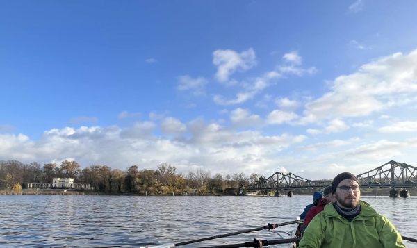 Ruderboot vor Glienicker Bruecke November 2023