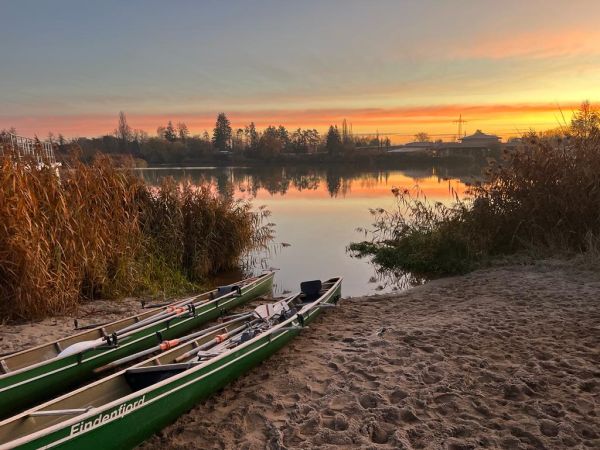 Ruderboot vor Sonnenaufgang Parey Elbe November 2022