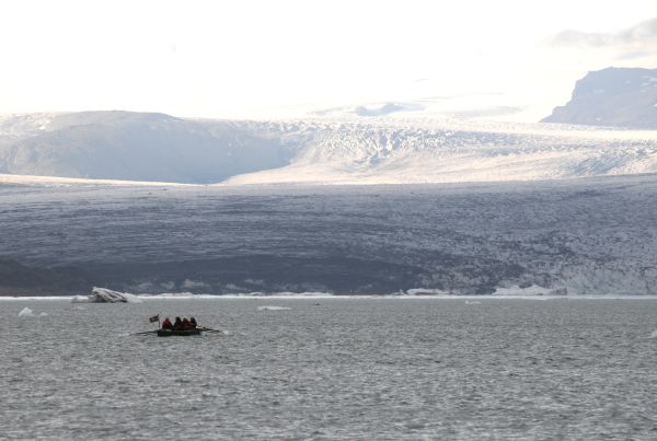 Ruderboot vor dem Gletscher Island 2022