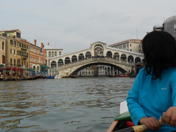 Ruderboot vor der Rialto Bruecke Venedig 2013