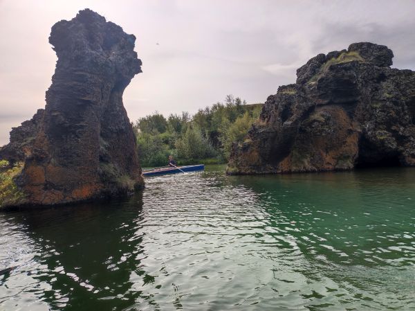 Ruderboot zwischen Lavasulen Island 2022