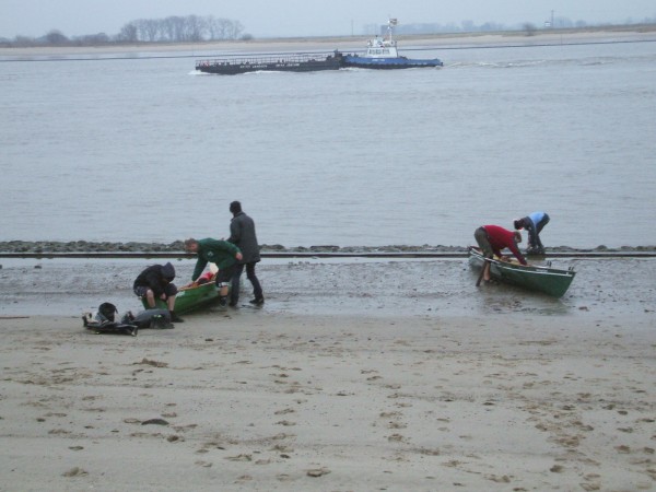 Ruderboote Brake am Strand W09