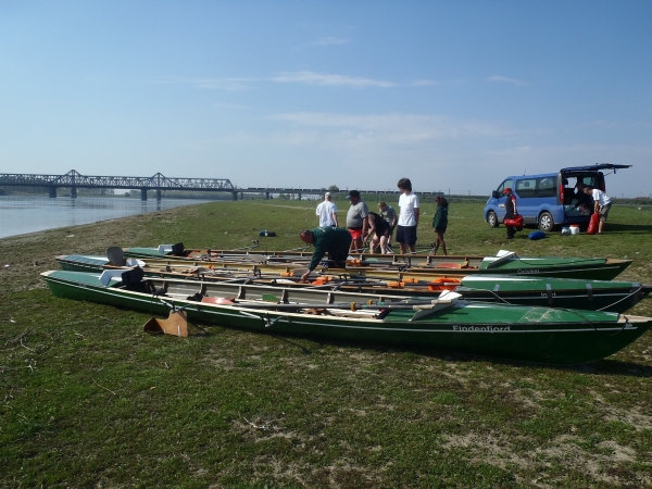 Ruderboote Fetesti am Ufer Donau 2014