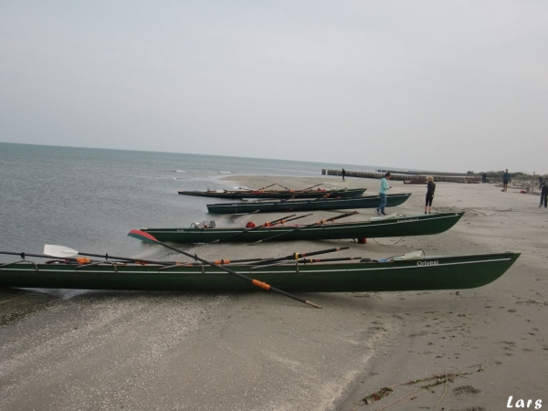 Ruderboote am Strand der Adria Po 2017