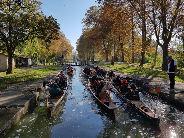 Ruderboote in der Schleuse oben Midi 2018