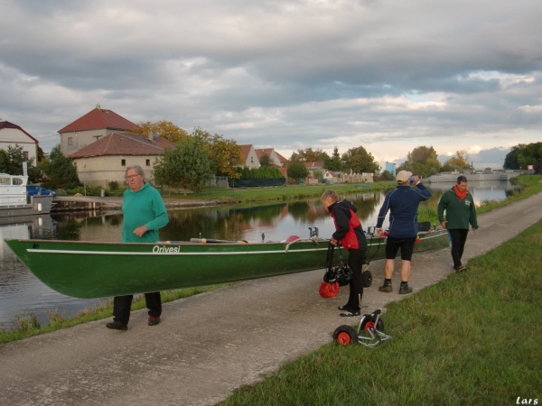 Ruderboote umsetzen in die alte Moldau 2016