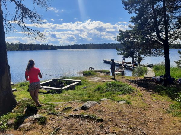 Ruderboote vertuen an einer Insel im Inari 2022