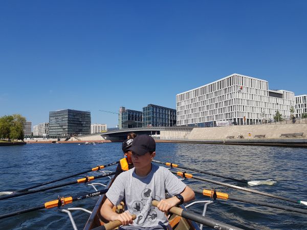 Ruderboote vor dem Berliner Hauptbahnhof 2019