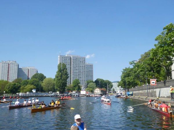 Ruderboote vor der Schleuse Muehlendamm 2019