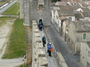 Ruderer auf der Stadtmauer Aigues Mortes 2012