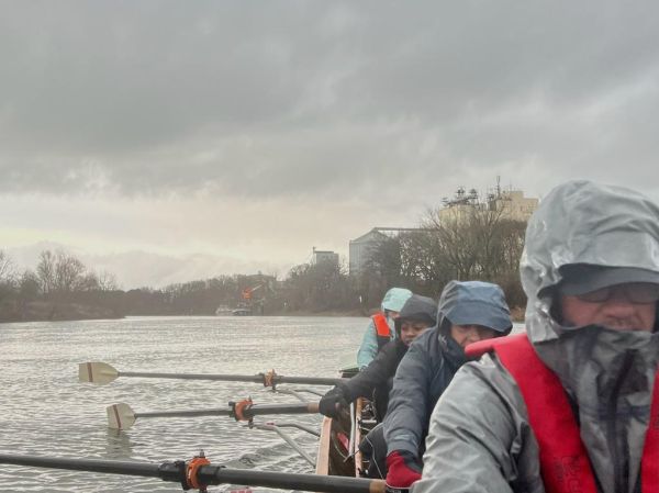 Ruderer im Regen auf der Weser 2023