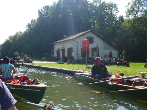 Ruderer in Saarkanalschleuse 2013