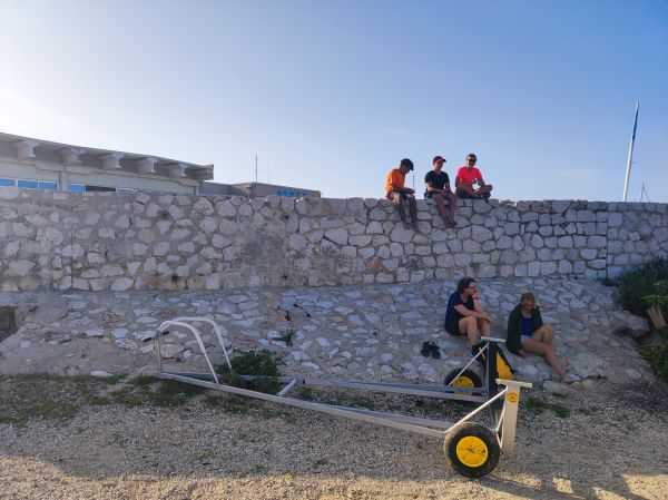 Ruderer warten am Strand in Marseille 2022