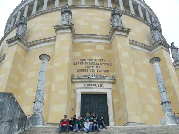 Rudergruppe vor der Befreiungshalle D09