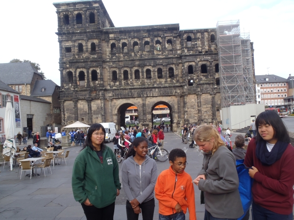 Ruderinnen vor der Porta Nigra 2013