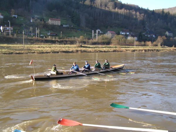 Rudervierer neben der Barke Decin 07