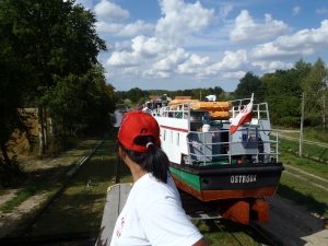 Rundfahrer im Gegenvrkehr schiefe Ebene oberlaendischer Kanal 2015 Rundfahrer im Gegenvrkehr schiefe Ebene oberlaendischer Kanal 2015