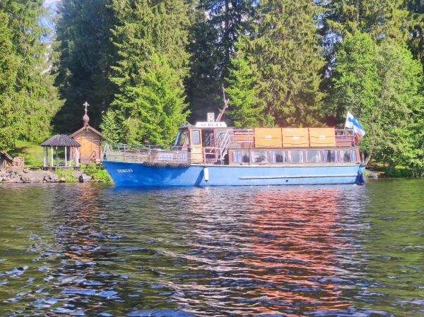 Rundfahrtsschiff am Kloster Valamo