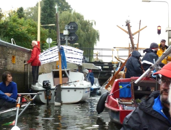 Schleuse Neue Muehle voll mit Booten Spreewald 2016