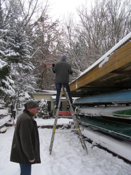 Schnee vom Dach des Bootslagers raeumen 2010