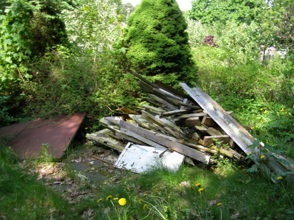 Schrott vor dem Haus 2010