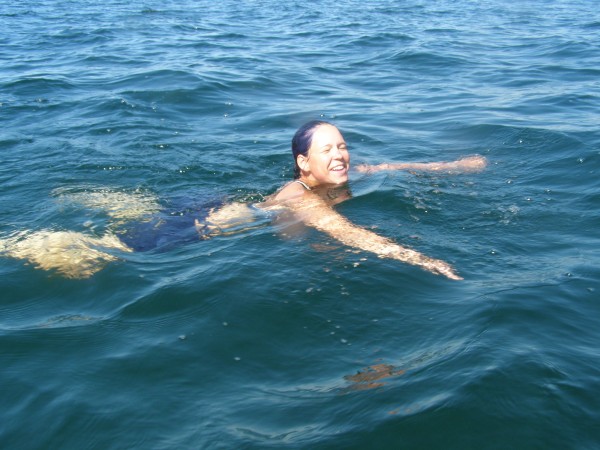 Sophie schwimmt im Vaettern SW08