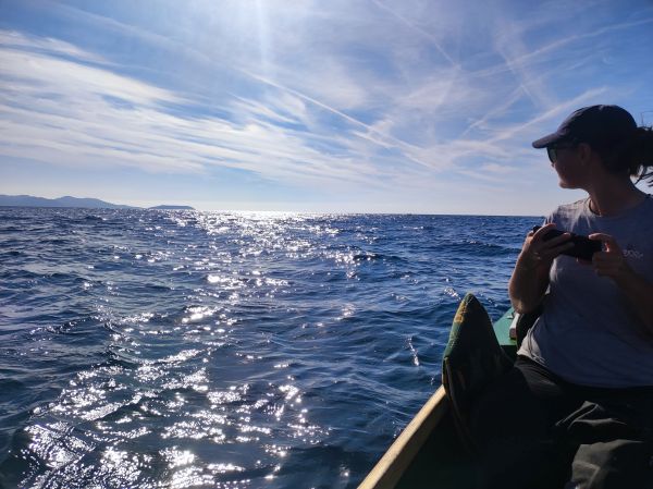 Steuerfrau mit dem Blick nach Algerien Mittelmeer 2022