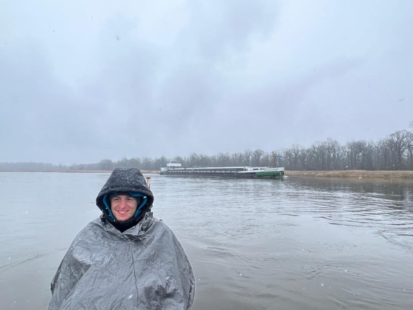 Steuermann im Schneetreiben Elbe 2023