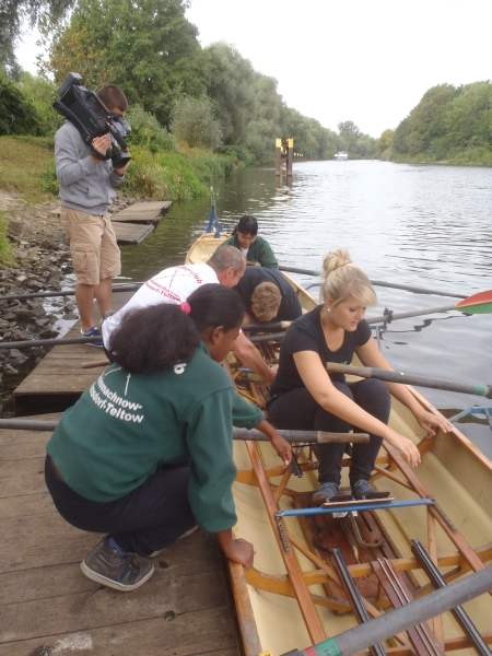 TV Reporter im Ruderboot Drachenboot-Rudercup 2013