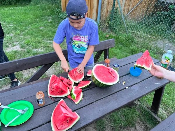 Timo mit großem Messer beim Melone schneiden Trebbel 2022