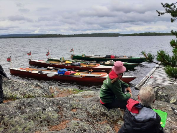 Vier Inrigger Ruderboote am Steg Inari 2022