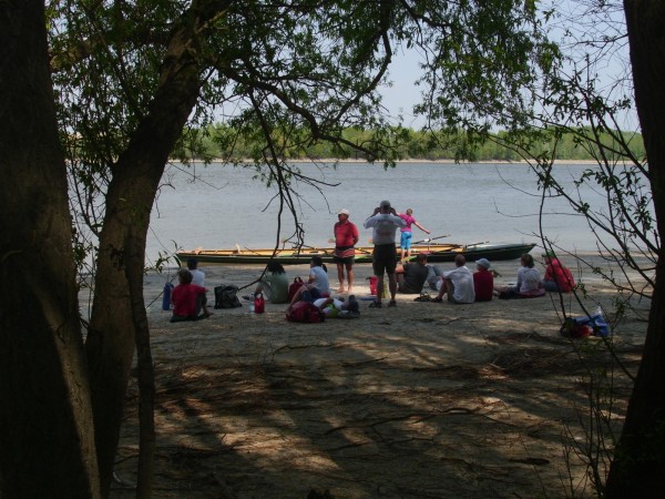 Wanderruderer machen Pause Donau 11