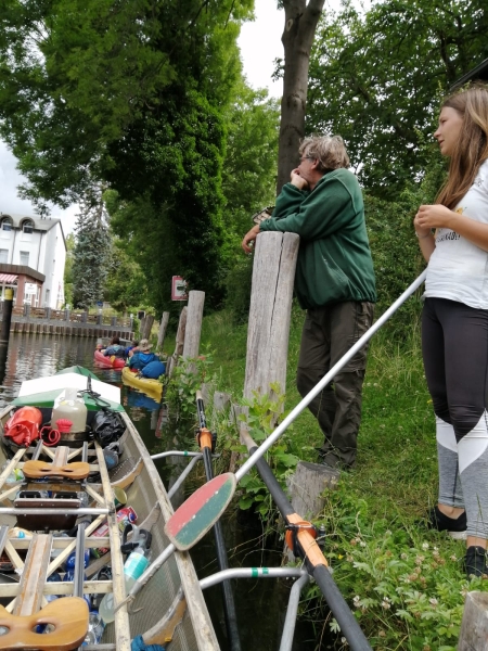 Warten vor der Havelschleuse