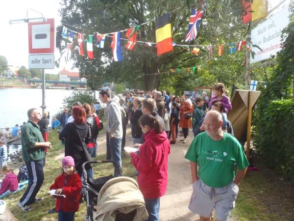 Zuschauer beim Drachenboot-Rudercup 2013