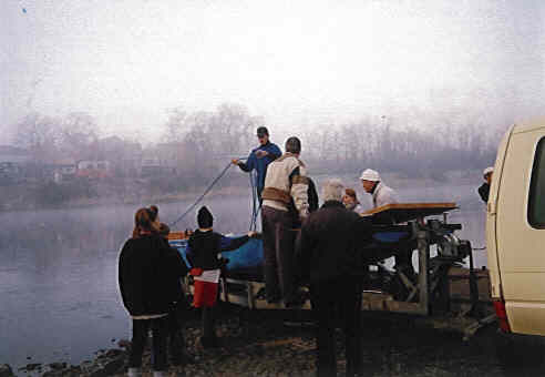 Einsetzen der Barke in Decin