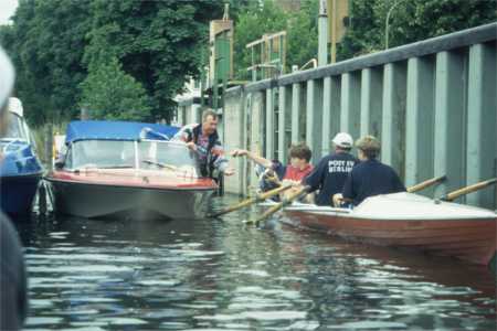 beeskow schleuse ruderboot tauschende Ruderer