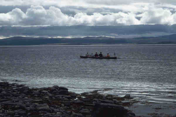 Ruder-Vierer beim Ablegen am Porsangenfjord