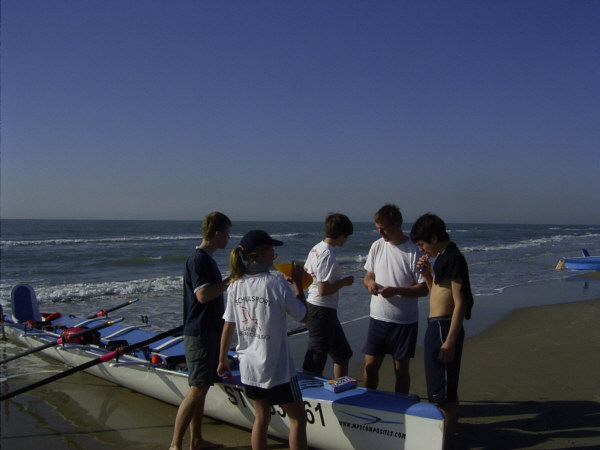 camargue06 ruderer am strand