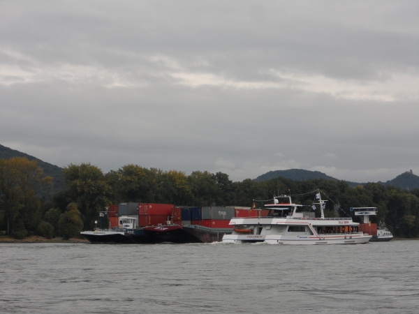 dichter Verkehr auf dem Rhein 2013