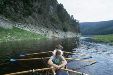 Am Ende der Talsperre Ruderer