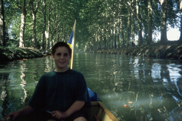 frankreich97 timo im Ruderboot kanal mit Alleebumen